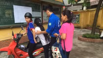 Sinh viên tình nguyện đưa thí sinh tàn tật đi thi