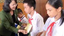 Phó chủ tịch nước tặng quà cho trẻ em có hoàn cảnh khó khăn