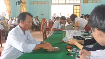 Người dân bức xúc vì bị “vận động” nộp lại tiền bồi thường biển 