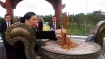 Phó chủ tịch Quốc hội Tòng Thị Phóng tri ân các Anh hùng liệt sĩ tại Quảng Trị