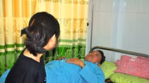 Chủ cửa hàng tạp hóa đánh gãy răng khách hàng 