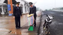 Bị phát hiện chở thuốc bom, đối tượng vứt lại tang vật chạy thoát thân 