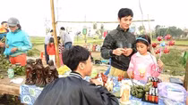 Chen chân mua, bán lộc đầu năm tại lễ hội Chợ Đình Bích La