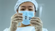 Trung Quốc phê duyệt vaccine COVID-19 của Sinopharm
