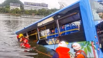 Xe bus chở học sinh lao xuống hồ, gần 40 người thương vong