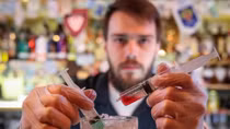 Món cocktail độc đáo trong mùa dịch COVID-19 tại Moscow