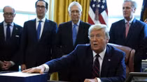 Tổng thống Trump ký chi 900 tỷ USD cứu trợ COVID-19