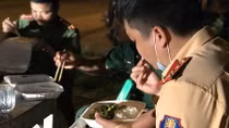Những bữa ăn vội nơi tuyến đầu chống dịch