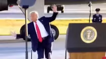 Ông Trump đi loạng choạng trong lúc vận động tranh cử