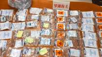 Bé gái 12 tuổi mang 142 mẫu máu vào Hong Kong để xét nghiệm giới tính