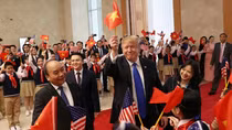 Tổng thống Trump gây sốt mạng với lá cờ Việt Nam trên tay