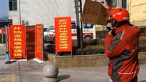 Món quà Valentine đặc biệt gửi vợ y tá đang bị "cách ly" chống Covid-19