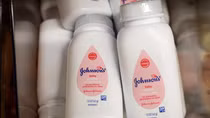 Johnson & Johnson ngừng bán phấn rôm trẻ em vì cáo buộc có chất gây ung thư