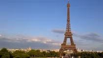 Tháp Eiffel mở cửa trở lại sau 9 tháng đóng cửa vì COVID-19