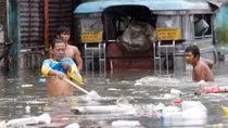 Người dân Philippines khổ sở vì cơn bão Sơn Tinh