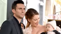 Thiên thần nội y Behati Prinsloo lần đầu khoe ảnh con gái mới sinh