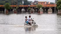 900 tù nhân phải chuyển địa điểm do nhà giam bị ngập