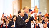 Thủ tướng Nguyễn Xuân Phúc ăn trưa với Tổng thống Trump