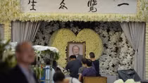 Hoa trắng rợp trời tại tang lễ "võ lâm minh chủ" Kim Dung