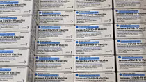 Mỹ yêu cầu hãng Johnson & Johnson loại bỏ hàng triệu liều vaccine COVID-19