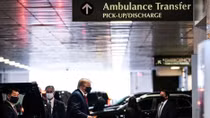 Ông Trump thăm em trai nằm viện ở New York