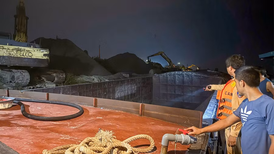 Tuần tra sông Hồng, Cảnh sát phát hiện bến vật liệu lén lút hoạt động