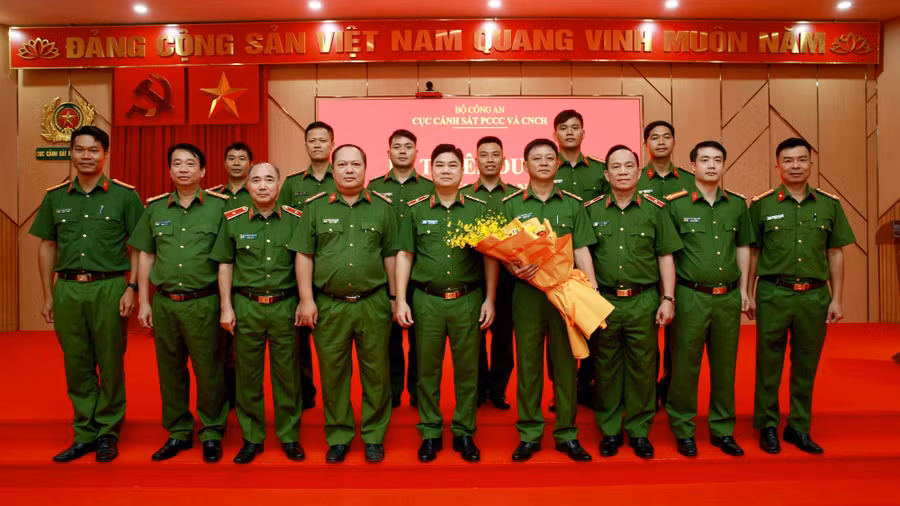 Tỏa sáng hình ảnh người chiến sĩ Công an Việt Nam trên đất bạn