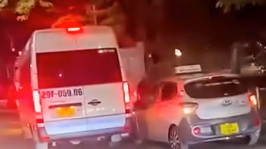 Hai ô tô lạng lách, rượt đuổi nhau trên đường ở Hà Nội