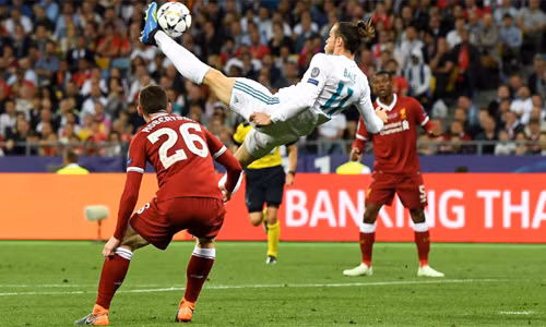 Pha tung người móc bóng ghi bàn của Bale. Ảnh: AFP.