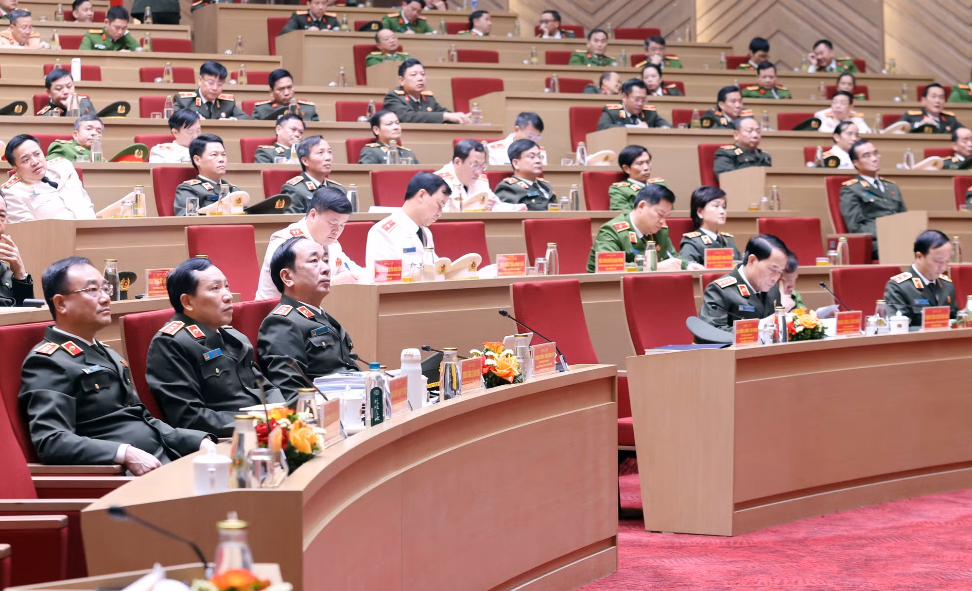 Các đồng chí lãnh đạo, đại biểu dự hội nghị.