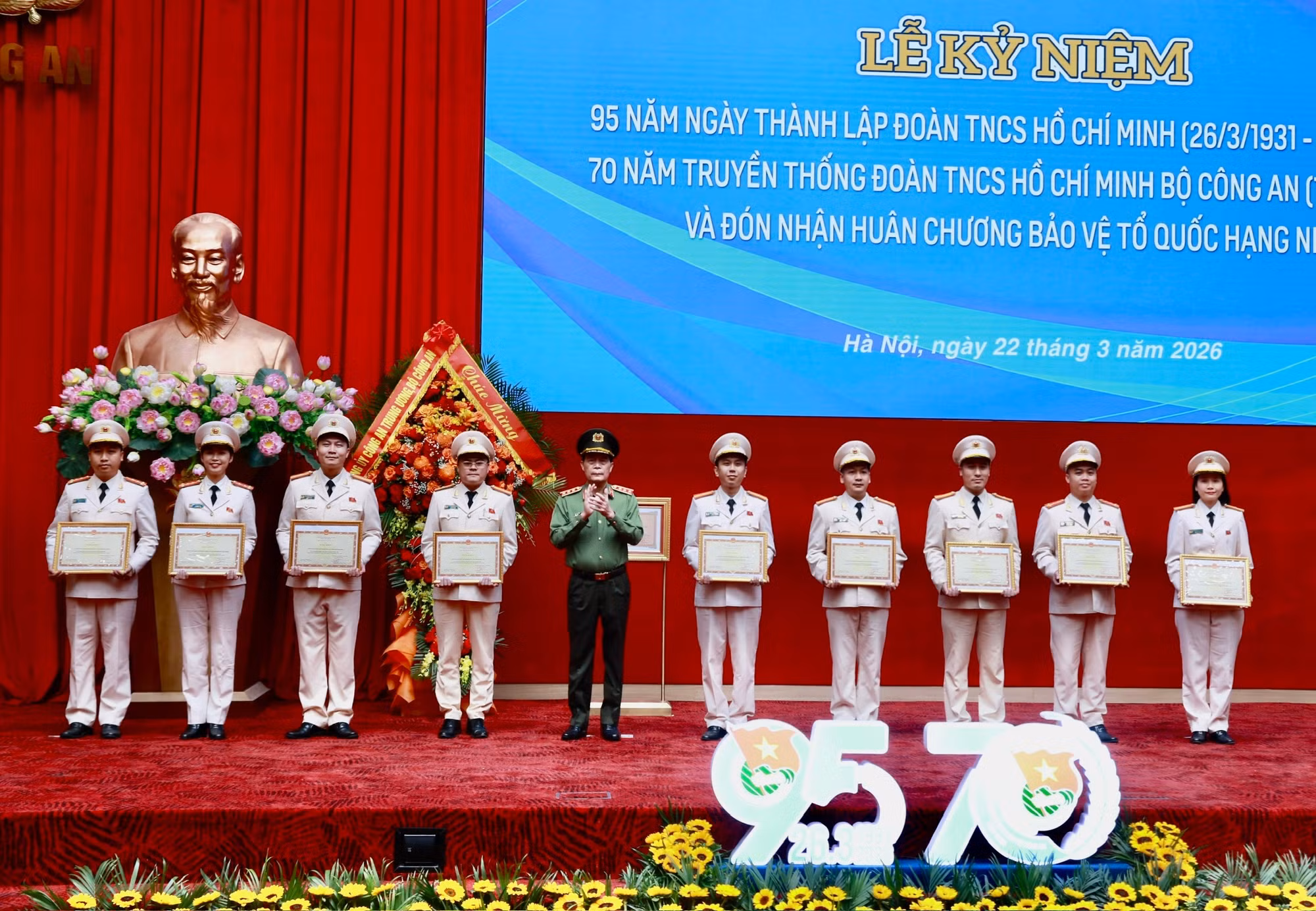 Đoàn Thanh niên Bộ Công an đón nhận Huân chương Bảo vệ Tổ quốc hạng Nhất -1