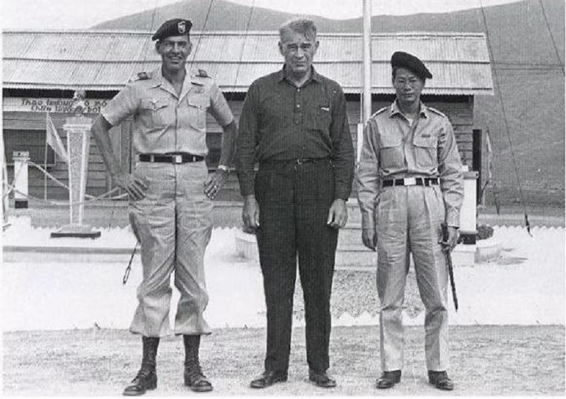 le-quang-tung-ngoai-cung-ben-ph-i-ch-huy-lien-doan-77-cung-c-n-v-n-m-t-i-trung-tam-hu-n-luy-n-bi-t-kich-long-thanh.jpg
