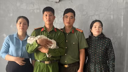 Bé sơ sinh bị bỏ rơi kèm mẩu giấy “Con là sinh viên không nuôi được con”