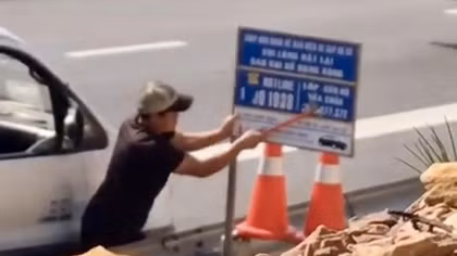 Xác minh đối tượng có hành vi phá hoại bảng thông tin hỗ trợ cứu hộ trên cao tốc Bắc - Nam