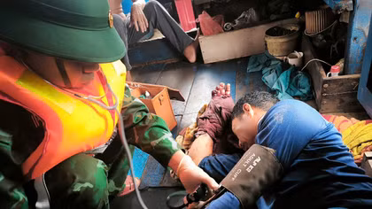 Kịp thời cứu sống ngư dân bị tai nạn trên biển