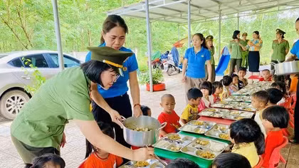 Gần dân, hiểu dân và được dân tin dân yêu dân ủng hộ
