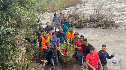Tìm thấy thi thể người dân bị nước lũ cuốn trôi