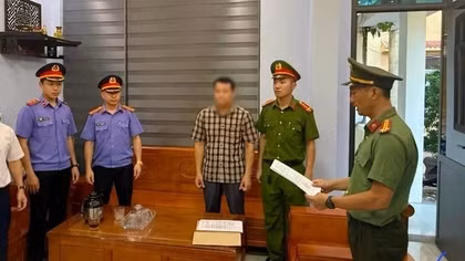 Bắt hiệu trưởng trường tiểu học để điều tra tội nhận hối lộ