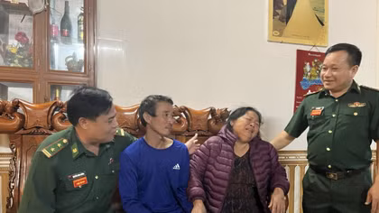 Gần 8 giờ lênh đênh trên biển, ngư dân bị chìm tàu đã bơi vào bờ an toàn