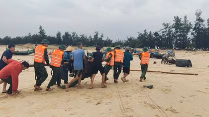 Cứu 5 thuyền cá bị giông lốc đánh chìm và trôi dạt trên biển 