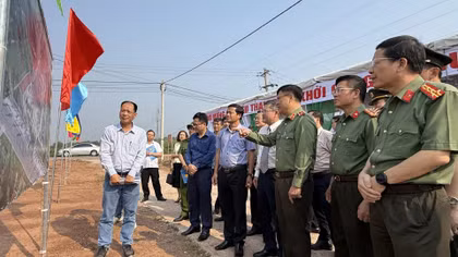 Thiếu tướng Nguyễn Thanh Liêm-Giám đốc Công an tỉnh Quảng Trị cùng Đoàn công tác của tỉnh kiểm tra tại hiện trường việc thi công xây dựng trụ sở Công an xã biên giới tỉnh Quảng Trị.