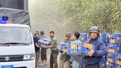 Hỗ trợ tài xế bốc dỡ kịp thời 20 tấn sầu riêng trên xe bị cháy