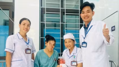 Kịp thời cứu sống sản phụ bị băng huyết sinh con trên xe khách 