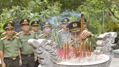 Công an tỉnh Quảng Trị dâng hoa dâng hương tri ân các Anh hùng liệt sĩ 