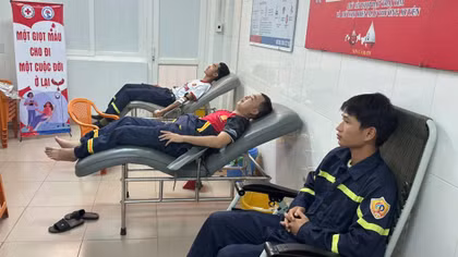 Cán bộ, chiến sĩ Phòng Cảnh sát Phòng cháy chữa cháy và Cứu nạn, cứu hộ Công an Quảng Trị kịp thời hiến máu cứu sống bệnh nhân.
