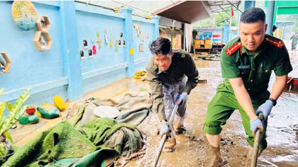 Công an Quảng Ninh giúp dân khắc phục hậu quả thiên tai