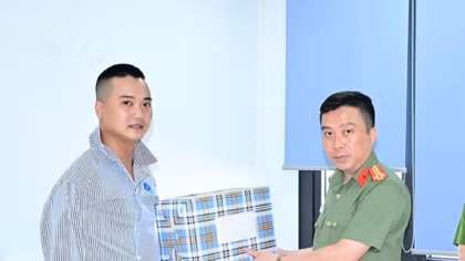 Khen thưởng cán bộ Công an dũng cảm khi trấn áp đối tượng côn đồ