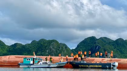 Lật tàu trên biển Vân Đồn, 2 thuyền viên nghi mắc kẹt trong ca-bin