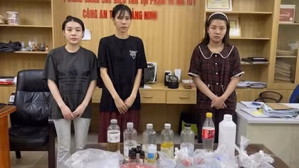 Bốn "nữ quái” mở xưởng pha chế ma túy dưới vỏ bọc thuốc lá điện tử