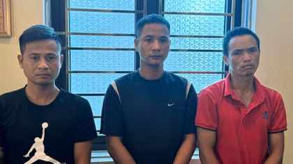 Bắt 3 đối tượng dùng xe cẩu trộm cắp cây cầu đá cổ 